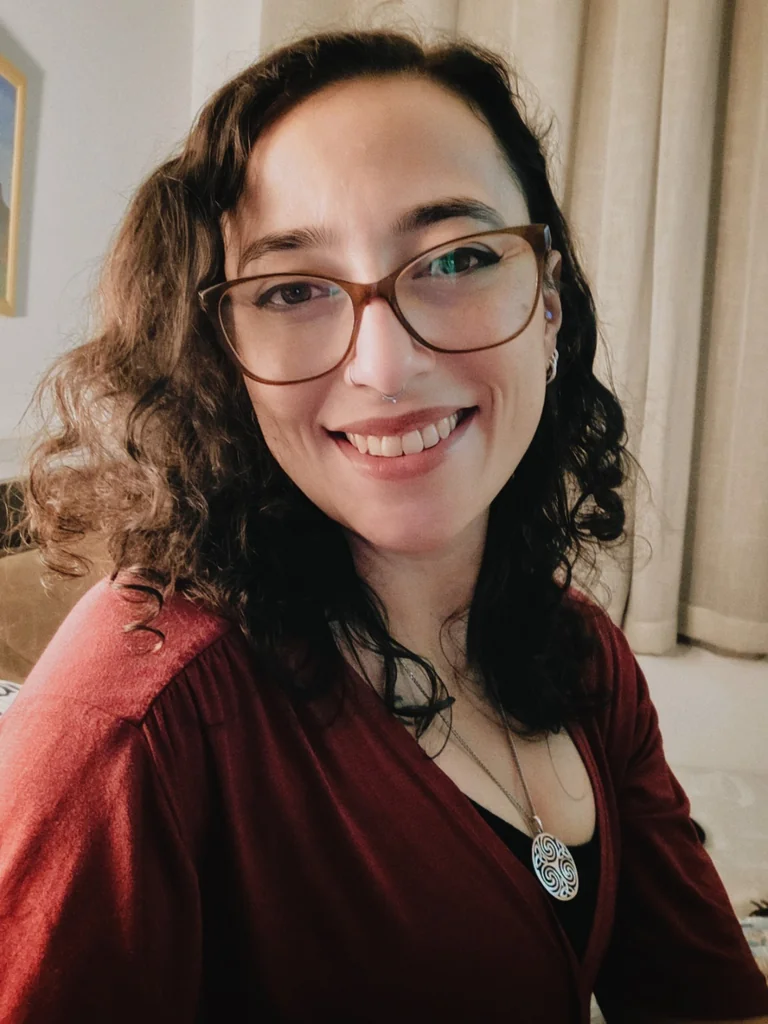Mariana Ramos, psicóloga clínica, sorrindo.